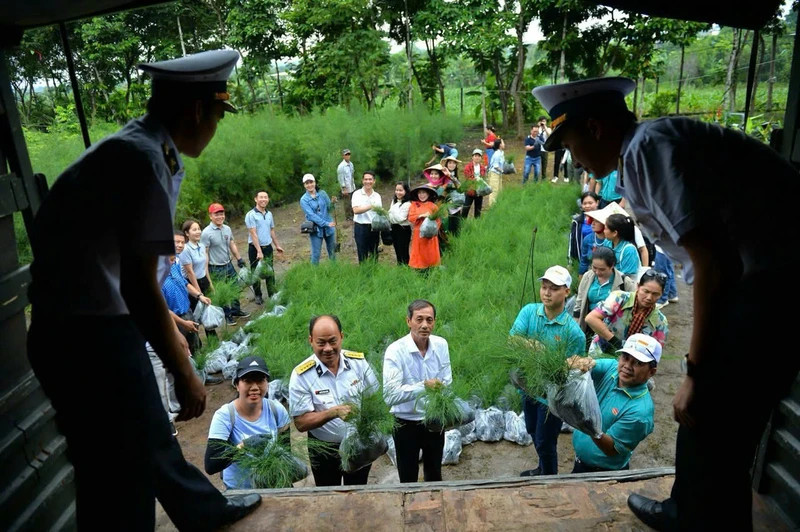 Naval Region 4 receives seedlings to implement the “Greening Truong Sa” programme donated by the Ho Chi Minh City Association for Conservation of Nature and Environment.