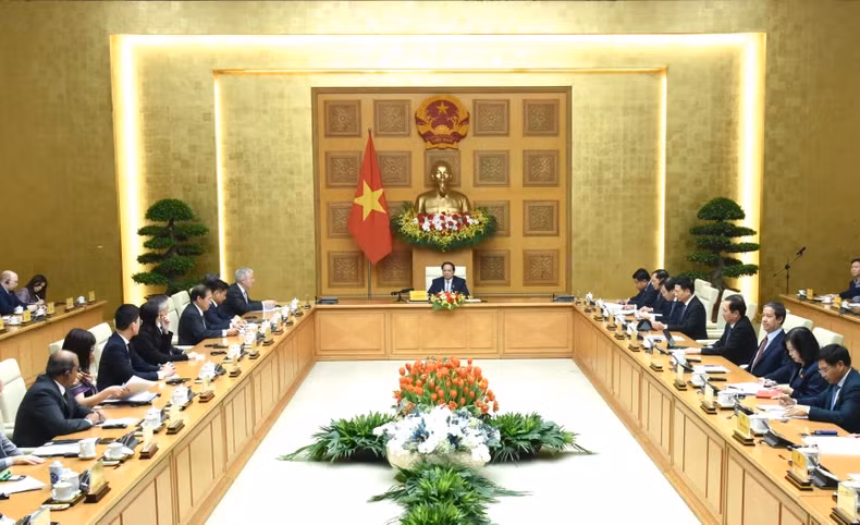Prime Minister Pham Minh Chinh (centre) hosts the high-ranking delegation from the US-ASEAN Business Council. (Photo: NDO)