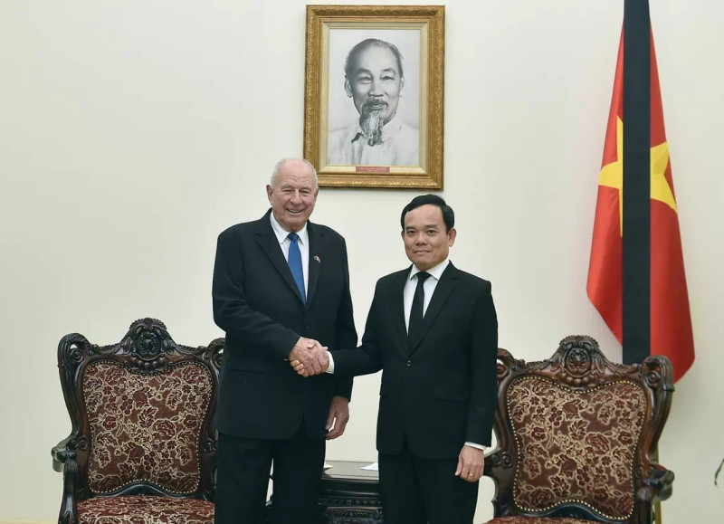 Deputy Prime Minister Tran Luu Quang (R) receives Donald McKinnon, special envoy of the New Zealand Government in Hanoi on July 25. (Photo: VGP)