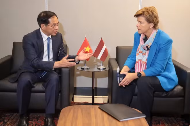 Deputy PM and FM Bui Thanh Son and Latvian FM Baiba Braze at their meeting in New York on September 22. (Photo: VNA)