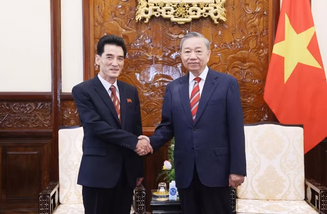 Party General Secretary and State President To Lam receives Ambassador of the DPRK Ri Sung Guk on August 12. (Photo: VNA)
