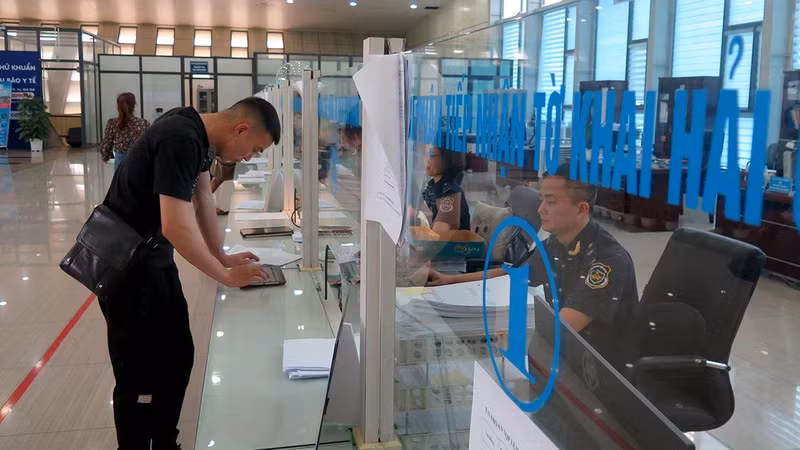 The goods owner completes customs clearance procedures at Huu Nghi International Border Gate Customs Branch, Cao Loc District, Lang Son Province.