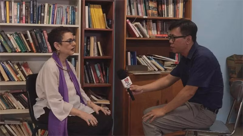 Well-known US left-wing activist Merle Ratner in a recent interview with Vietnam News Agency correspondents in New York on February 1. (Photo: VNA)