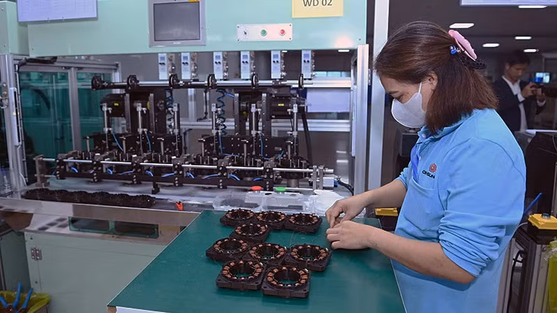 Producing led screen components at Ohsung Vina Company, Lien Ha Thai Industrial Park, Thai Binh Province. (Photo: Duy Linh)