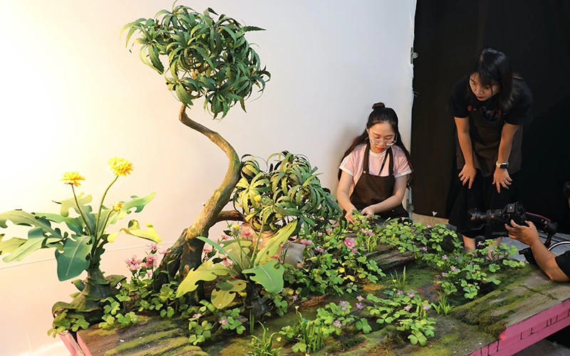 A stop motion scene created from countless small details crafted by hand in the film by Sconnect Studio.