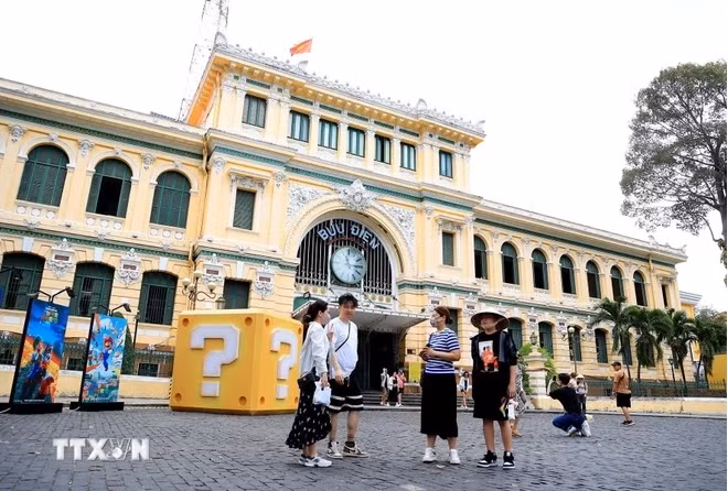 Tourists visit the Ho Chi Minh City Central Post Office. (Photo: VNA)