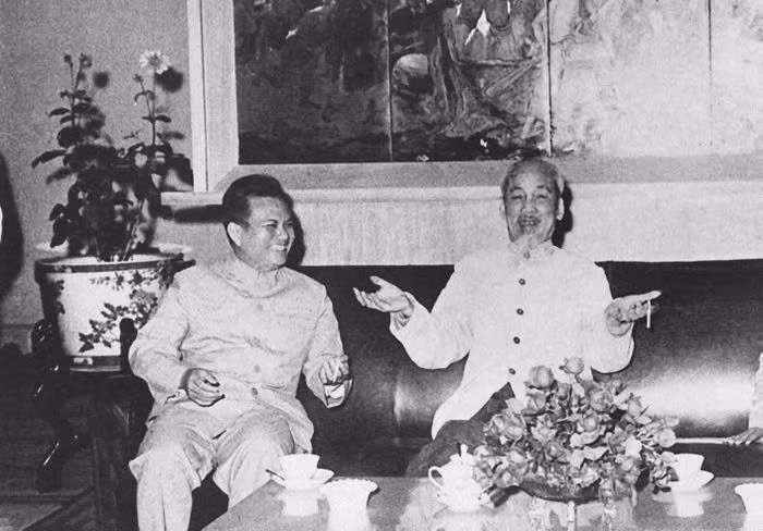 President Ho Chi Minh and President Kaysone Phomvihane met in Hanoi in 1966, continuing to build a solid foundation for the special solidarity relationship between Vietnam and Laos. (File photo)