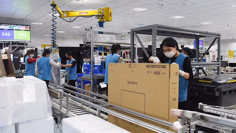 Workers of Competition Team Technology (Vietnam) Co., Ltd. pack high-tech liquid crystal display products at Dong Mai Industrial Park, Quang Ninh province. (Photo: Khanh An)