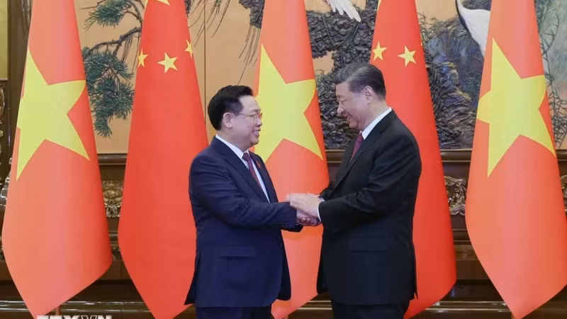Chairman of the National Assembly of the Socialist Republic of Vietnam Vuong Dinh Hue (L) and General Secretary of the Communist Party of China (CPC) Central Committee and President of the People’s Republic of China Xi Jinping (Photo: VNA)