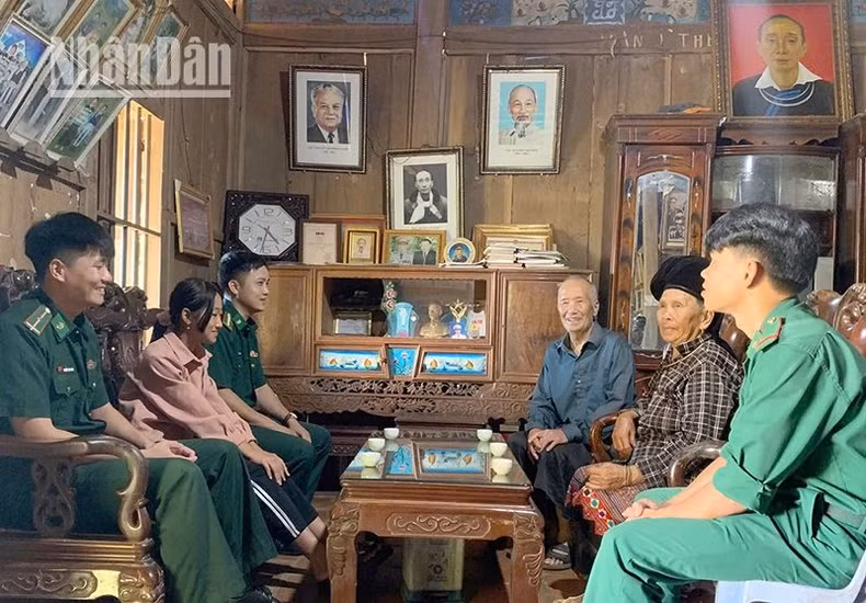 Trang Lao Lu (the son of Trang Lao Kho) recounts memories to his children and grandchildren, officers and soldiers of the Son La Provincial Border Guard about his family with meetings, wholehearted help and sharing to hide comrade Chairman Kaysone Phomvihane and Lao cadres in the process of building a political system to serve the resistance war for national salvation.