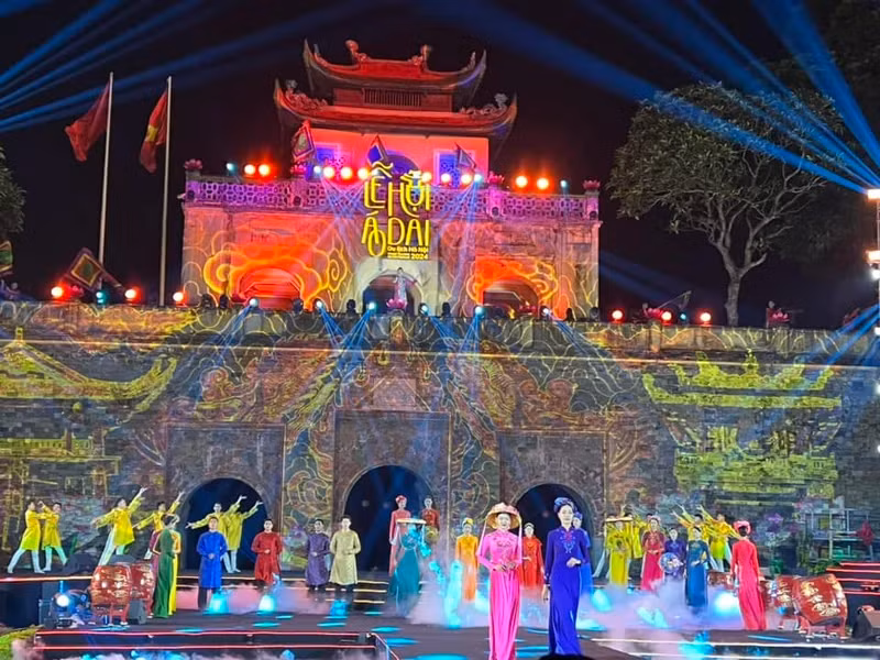 Ao Dai performance on the opening night of the Hanoi Ao Dai Tourism Festival.