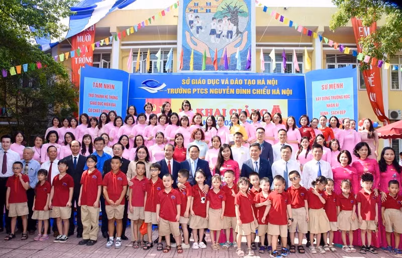Prime Minister Pham Minh Chinh with teachers and students of Nguyen Dinh Chieu Secondary School. (Photo: NDO)