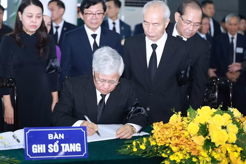 Do Van Chien, Politburo member, Secretary of the Party Central Committee, and President of the Vietnam Fatherland Front (VFF) Central Committee, writes in the book of condolences. (Photo: VNA)