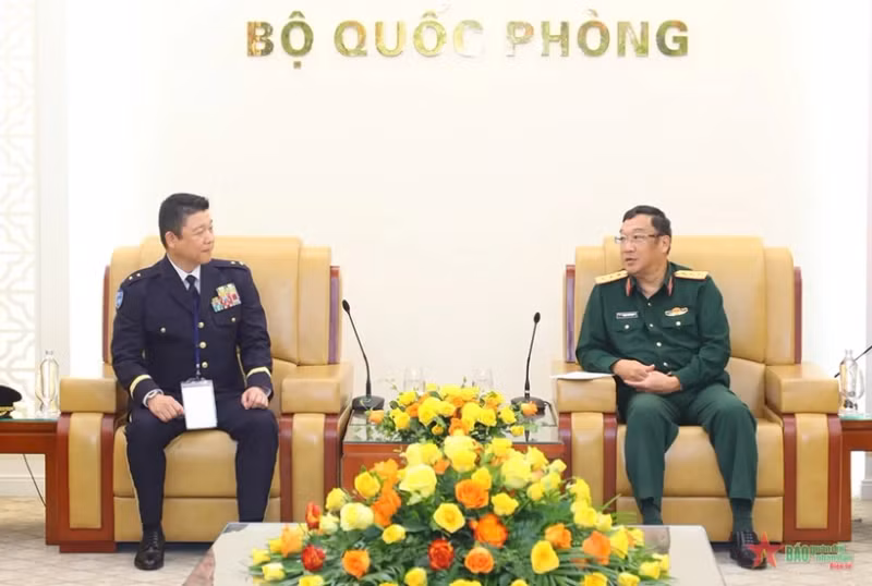Deputy Defence Minister, Sen. Lieut. Gen. Pham Hoai Nam (R) receives Major General Aoi Kei from the Japan Ground Self-Defense Force (JGSDF) in Hanoi on November 4. (Photo: qdnd.vn)