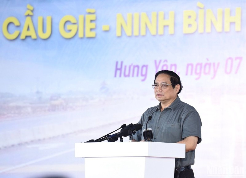 Prime Minister Pham Minh Chinh addresses the inauguration of the road in connecting the Hanoi-Hai Phong and Cau Gie-Ninh Binh expressways (Photo: NDO)