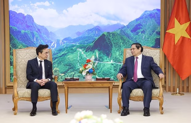 Prime Minister Pham Minh Chinh hosts a reception for Thai Ambassador Nikorndej Balankura. (Photo: VNA)