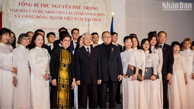General Secretary Nguyen Phu Trong took a souvenir photo with members of the Homeland Choir at the Vietnamese Cultural Centre in Paris on March 27, 2018.