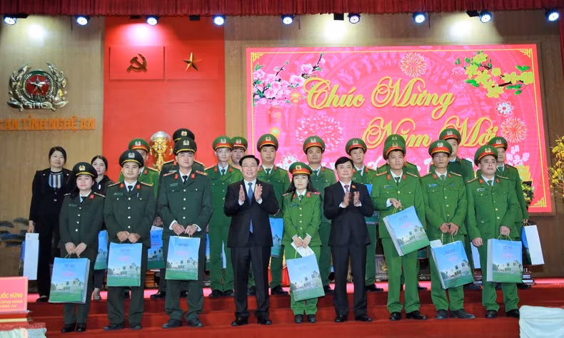 NA Chairman Vuong Dinh Hue visits and extends Lunar New Year (Tet) greetings to public security officers and soldiers of Nghe An.