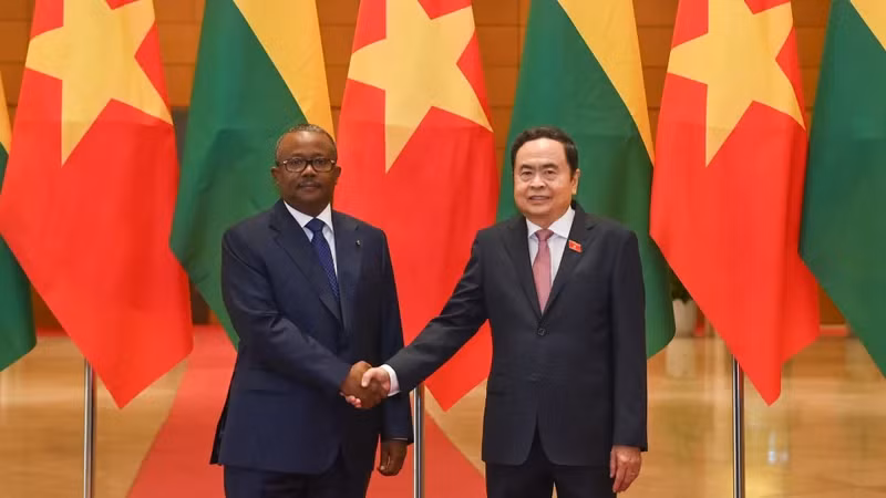 Chairman of the National Assembly Tran Thanh Man (right) and President of Guinea-Bissau Umaro Sissoco Embaló at their meeting in Hanoi. 