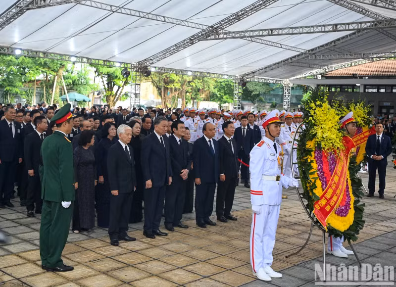 The delegation of the Central Committee of the Communist Party of Vietnam pays respects to General Secretary Nguyen Phu Trong.