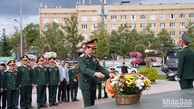 Defence Minister and the high-ranking delegation of the Ministry of Defence pay floral tribute to President Ho Chi Minh’s Monument in Moscow. (Photo: NDO)