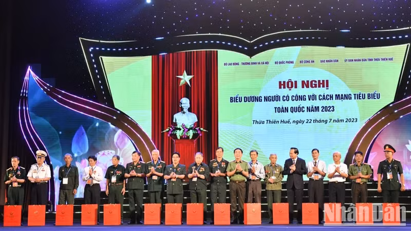 Presenting gifts to people with meritorious services at the Conference praising people with outstanding contributions to the national revolution in 2023. (Photo: Dang Khoa)