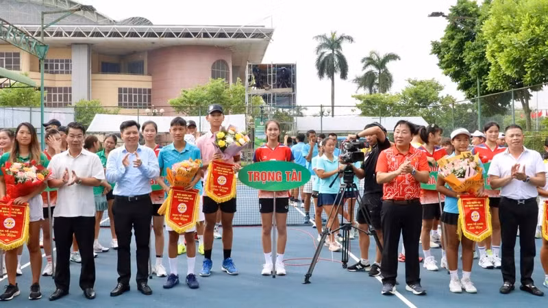 The Organising Committee presents flowers and souvenir flags to the participating teams.