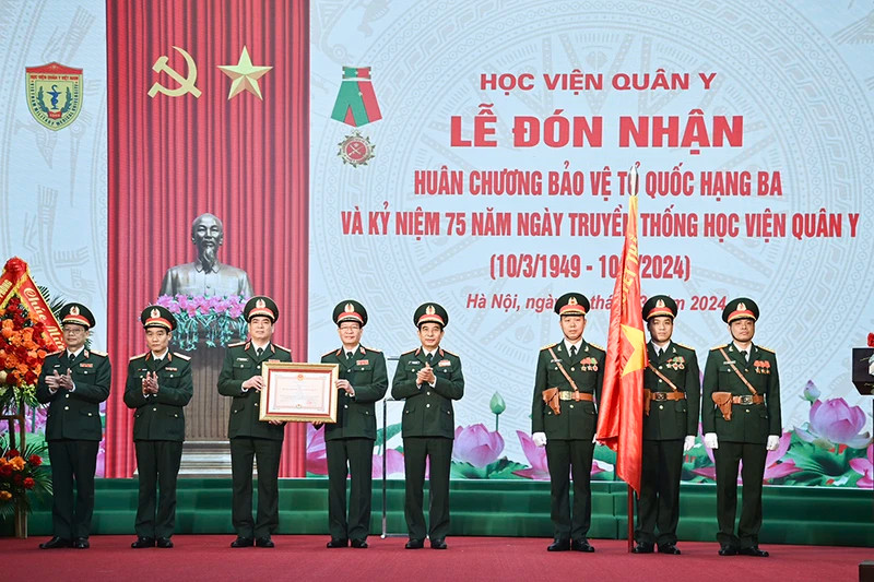 At the ceremony, authorised by the President, Politburo member, and Minister of Defence, General Phan Van Giang awards the Fatherland Defence Order, third class, to the Military Medical Academy.