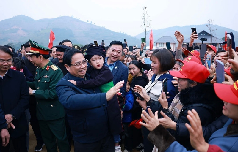Prime Minister Pham Minh Chinh (second from left) meets with Lang Nu villagers. (Photo: VNA)