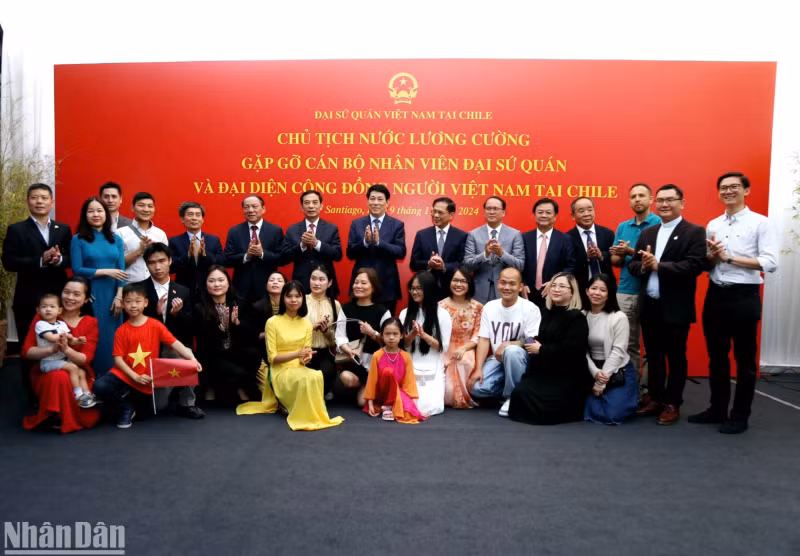 State President Luong Cuong meets with representatives of the Vietnamese community in Chile. (Photo: NDO)