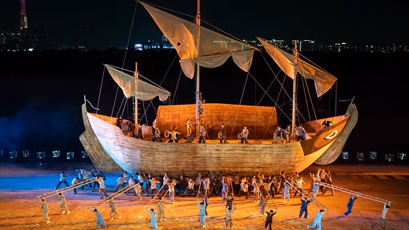 Over 1,000 artists and actors/actresses participated in an outdoor grand opera, titled “The Story of a River Season 2 - The Legendary Voyage”. (Photo: Quoc Thanh)