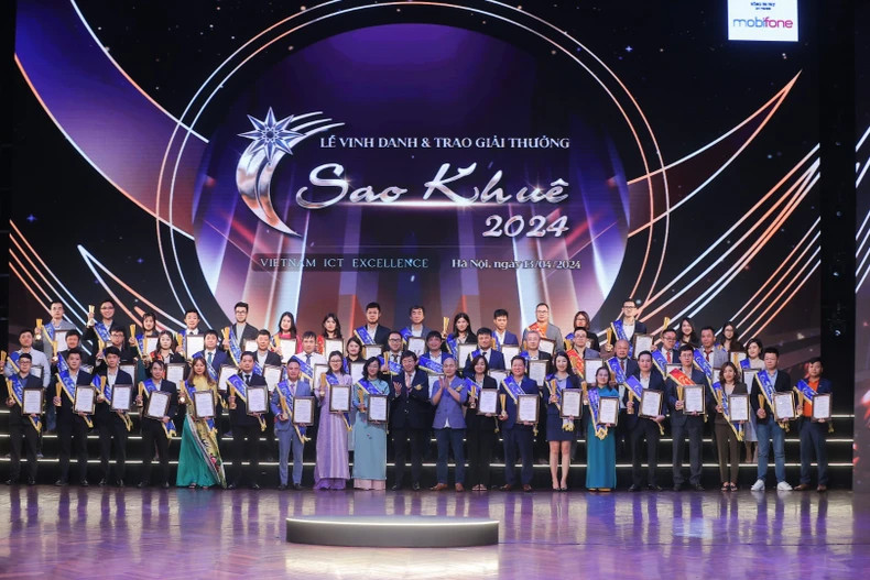 Sao Khue Award winners at the ceremony.