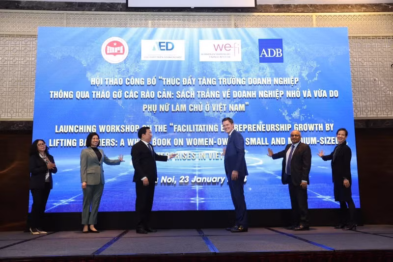 Delegates launch the first-ever study on women-owned small- and medium-sized enterprises in Vietnam.