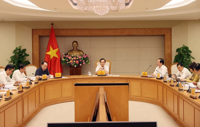 Deputy PM Tran Luu Quang chairs the meeting.
