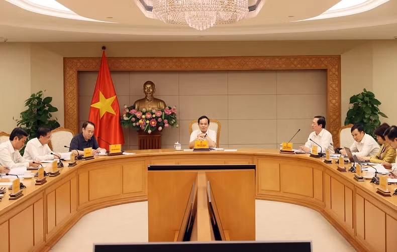 Deputy PM Tran Luu Quang chairs the meeting.