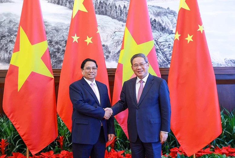 Prime Minister Pham Minh Chinh (left) and Chinese Premier Li Qiang during their talks in Dalian city, China’s Liaoning province, on June 24. (Photo: VNA)