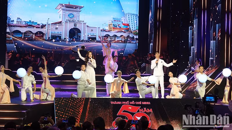 Meritorious Artist Pham Khanh Ngoc and singer Dao Mac perform the song entitled “50 years of the city shining with His name”, composed by Tran Xuan Mai Tram. The work won the first prize in the field of music.
