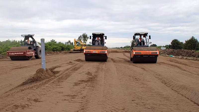 Rolling and filling roadbeds at the Can Tho-Ca Mau Expressway project. (Photo: NGOC BIEN)