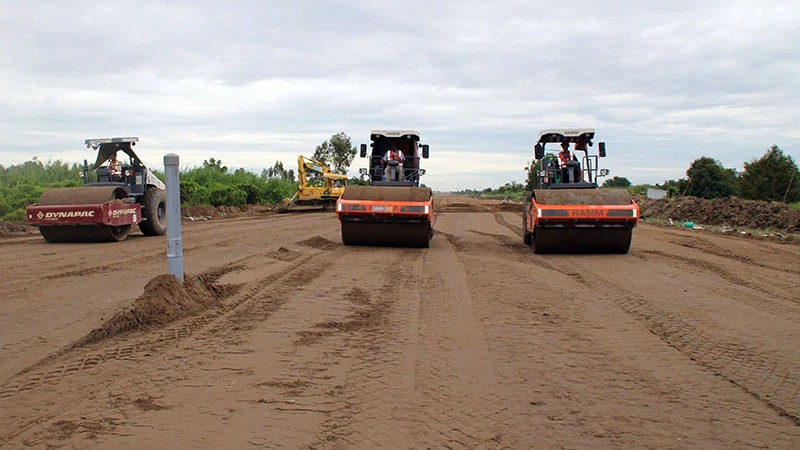 Rolling and filling roadbeds at the Can Tho-Ca Mau Expressway project. (Photo: NGOC BIEN)