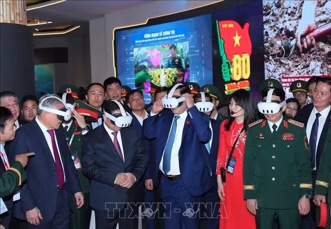 Prime Minister Pham Minh Chinh (second from left) visits the defence product exhibition area of ​​Viettel on December 19. (Photo: VNA)