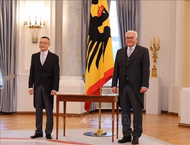 German President Frank-Walter Steinmeier (right) and Vietnamese Ambassador to Germany Vu Quang Minh at a ceremony to receive the ambassador's letter of credentials. (Photo: VNA)