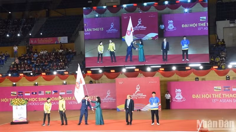 A representative of Brunei receives the flag for the hosting of the 14th ASEAN School Games at the closing ceremony of the 13th edition held in Da Nang city on June 7. (Photo: NDO)