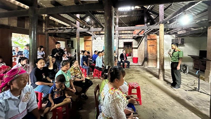 The police of Bao Lam District, Cao Bang Province mobilise people to practice a civilised lifestyle and obey the law during a meeting at the Protestant group of the H'Mong people in Na Ca Hamlet, Pac Miau Town.