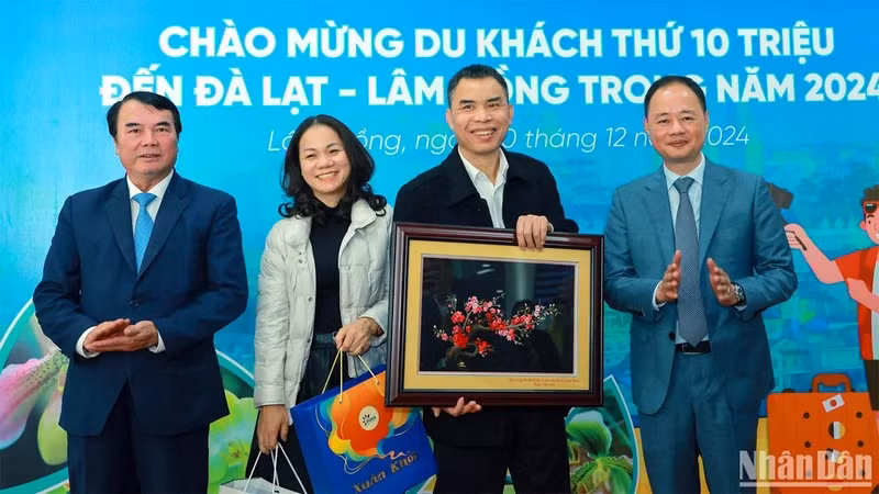 Leaders of Lam Dong Provincial People’s Committee present gifts to Nguyen Dang Dung and his wife, the 10 millionth tourist to Lam Dong in 2024.