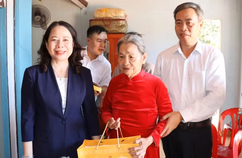 The VP visits and presents gifts to Vietnamese heroic mother Le Thi Mot (whose husband and son are both martyrs) in Nam Tan Village, Gio Son Commune, Gio Linh District.