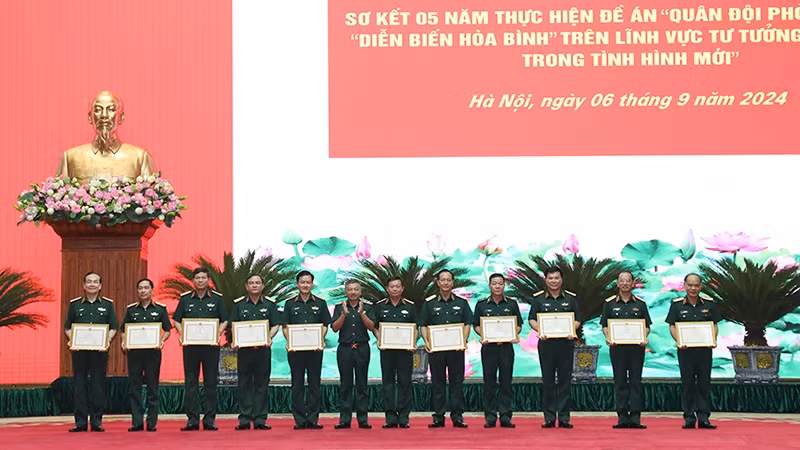 Outstanding collectives and individuals receive certificates of merit from Minister of Defence 