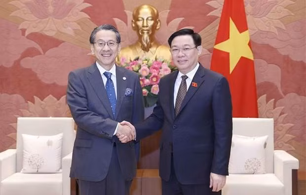 National Assembly Chairman Vuong Dinh Hue (R) welcomes Special Advisor to the Cabinet of Japan and Chairman of the Board of Directors of the Japan Bank for International Cooperation (JBIC) Maeda Tadashi in Hanoi on July 27. (Photo: VNA)