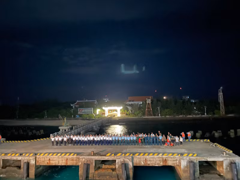 Soldiers and people on Truong Sa bid farewell to the delegation.