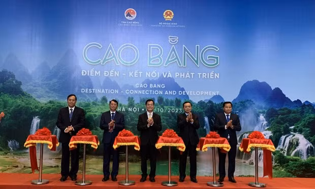 Delegates cut the ribbon to kick off the conference. (Photo: baocaobang.vn)