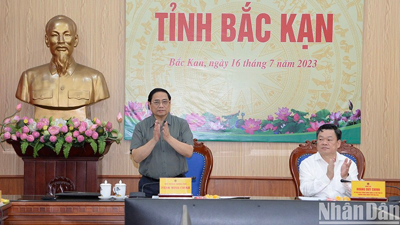 PM Pham Minh Chinh speaks at the session.